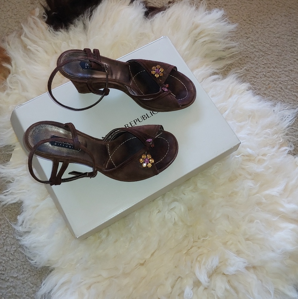 Brown suede shoes size 812